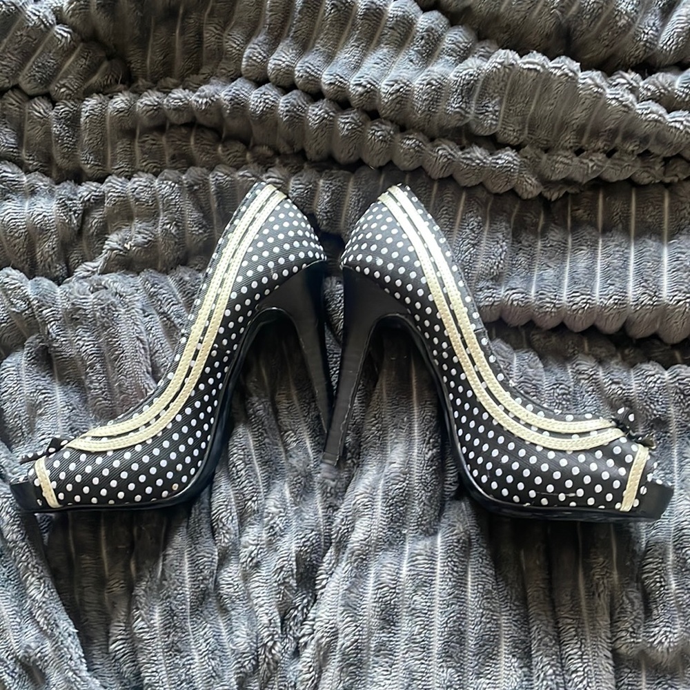 COPY - Brand new pin up polka dot heels